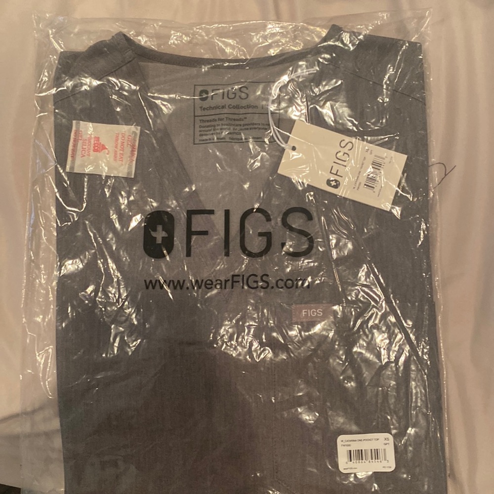 Brand new Figs Graphite Catarina XS top
